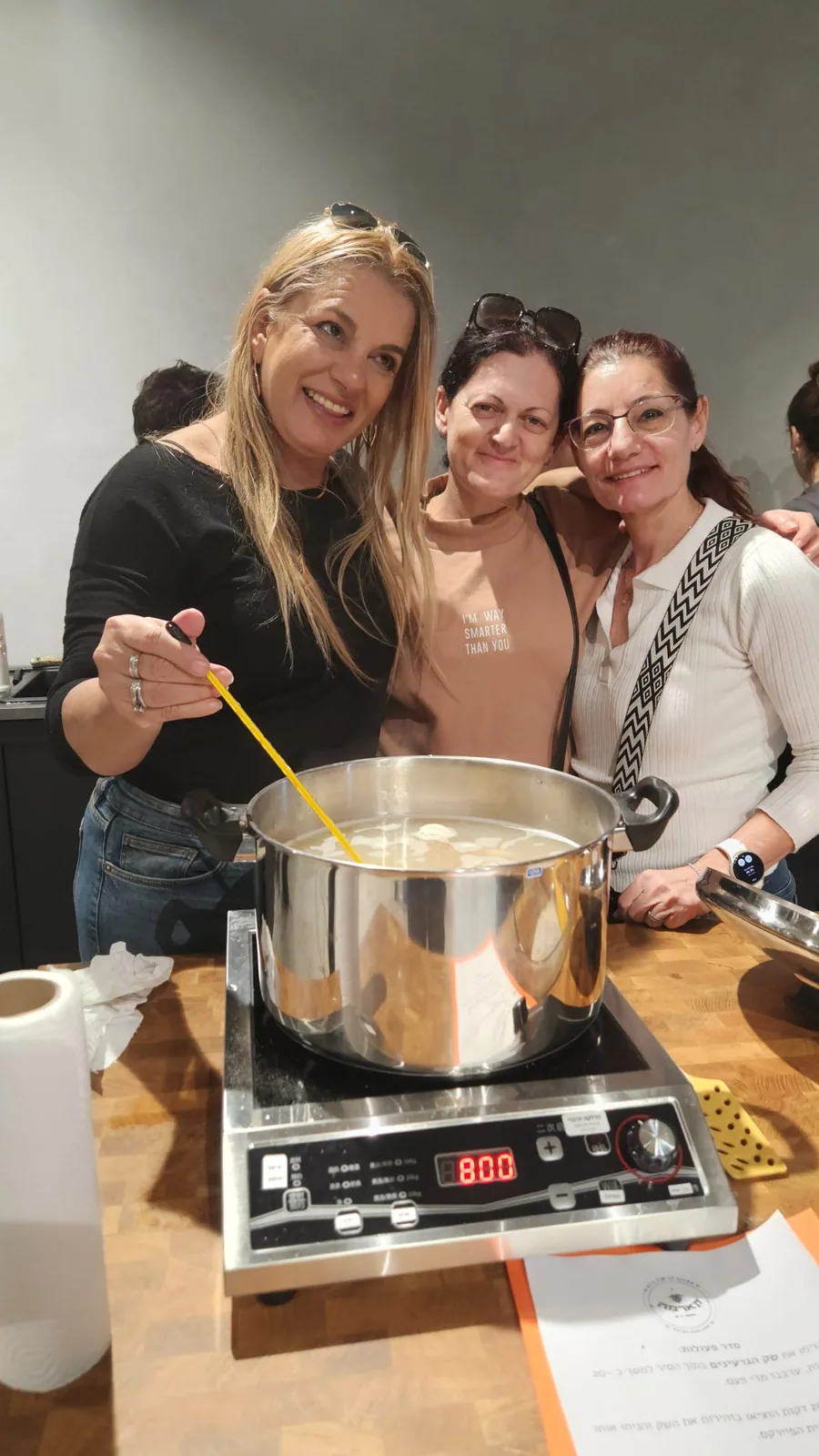 שלוש משתתפות מערבבות את הבירה יחד