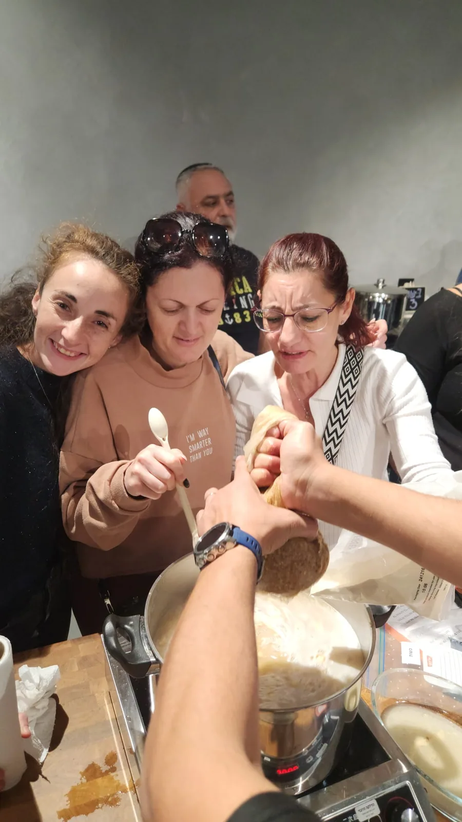 קבוצת משתתפים מסמנת אגודל למעלה