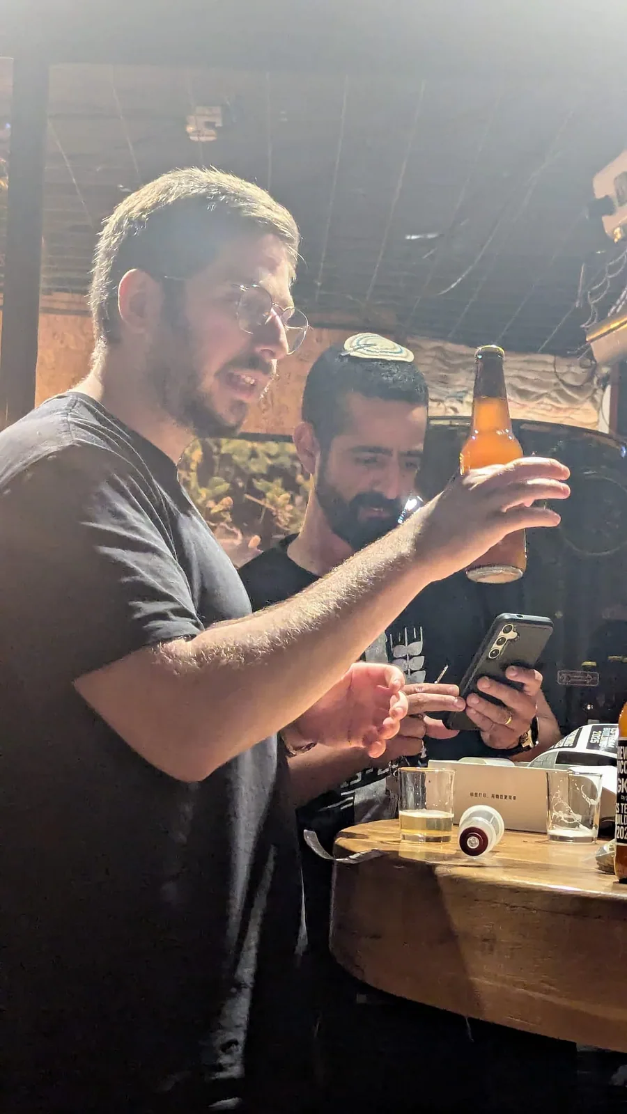 משתתף מרים כוסית בחיוך גדול