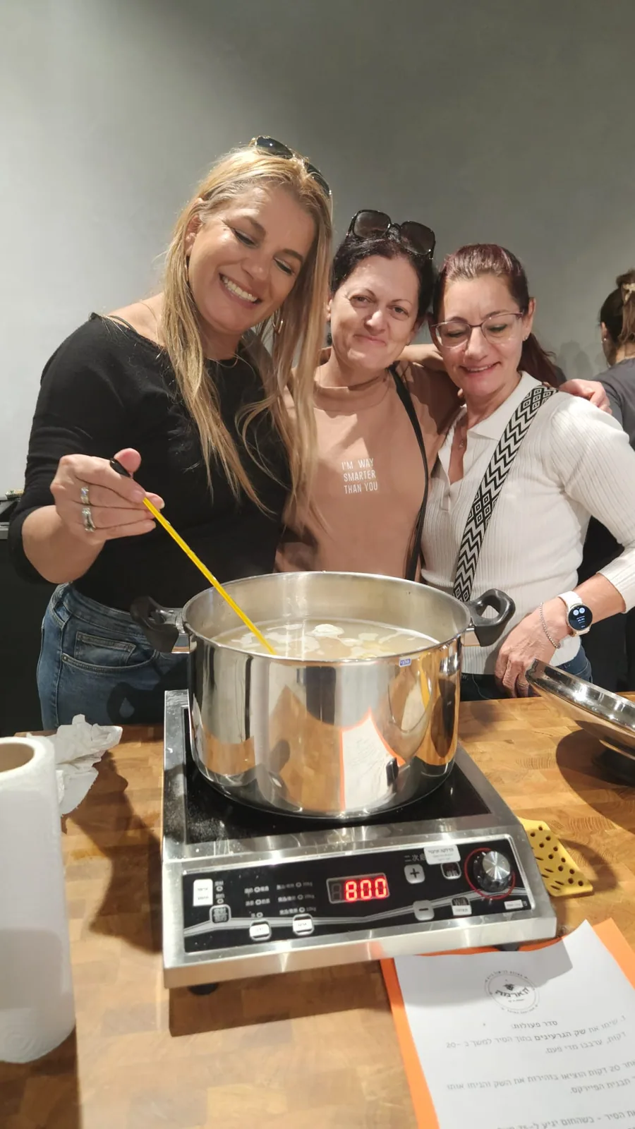 שתי משתתפות מערבבות ומחייכות