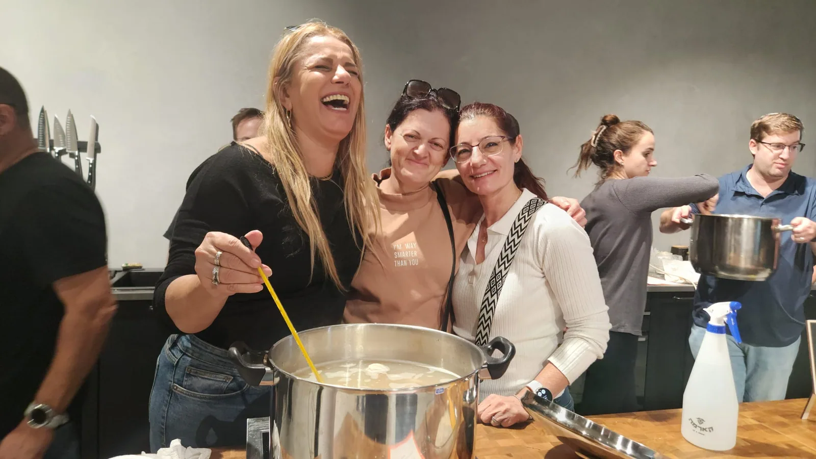 משתתפות מבשלות בירה וצוחקות
